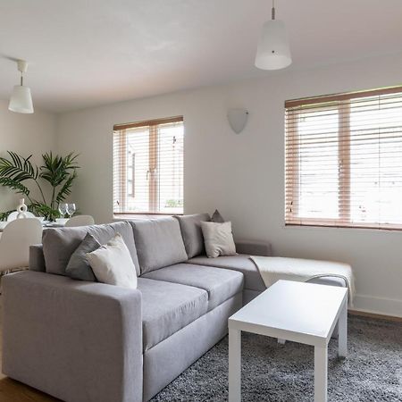 Bright 2Br Apartment - 2 Free Parking Spaces - Near Lgw Airport Crawley  Exterior photo
