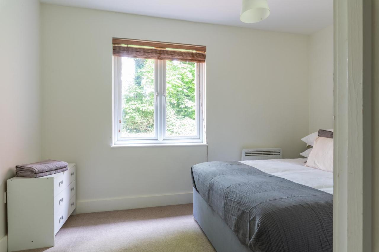 Bright 2Br Apartment - 2 Free Parking Spaces - Near Lgw Airport Crawley  Exterior photo