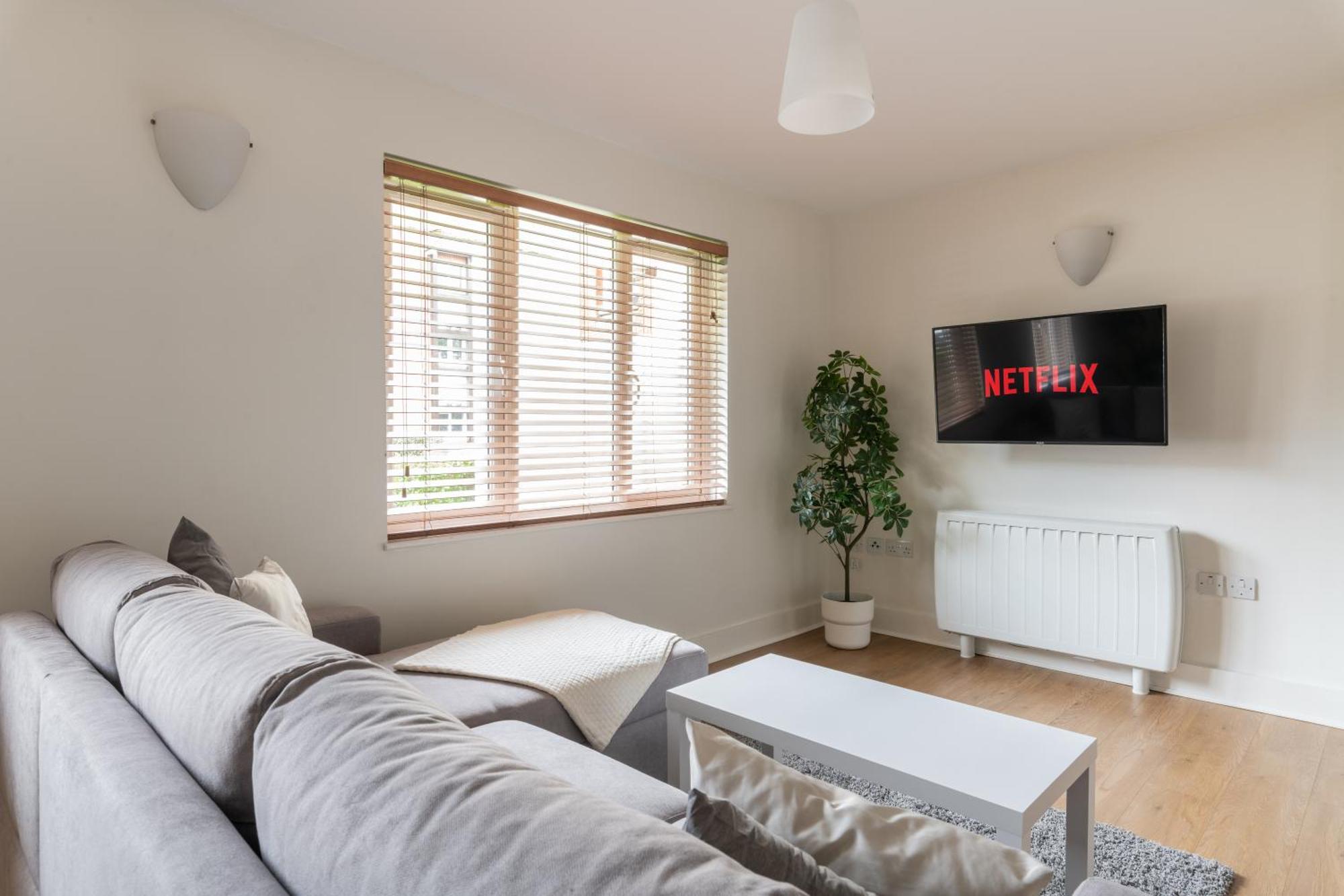 Bright 2Br Apartment - 2 Free Parking Spaces - Near Lgw Airport Crawley  Exterior photo